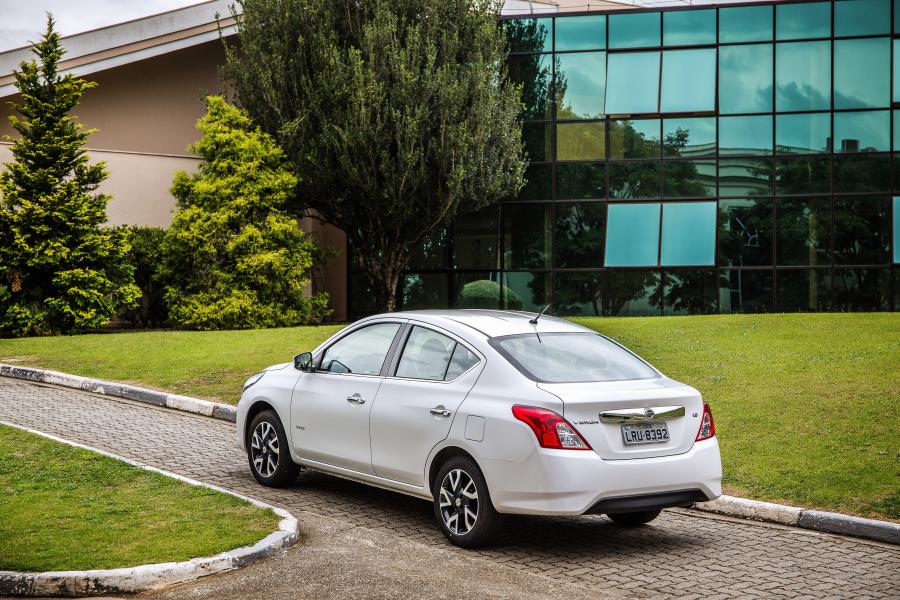  Nissan Versa Unique 2015 года  (BR) (фото 4 из 9)